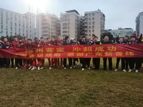当琦琦不知怎么办时，电话铃响起，不久又一位顾客来到店里，生意突然变得繁忙起来。